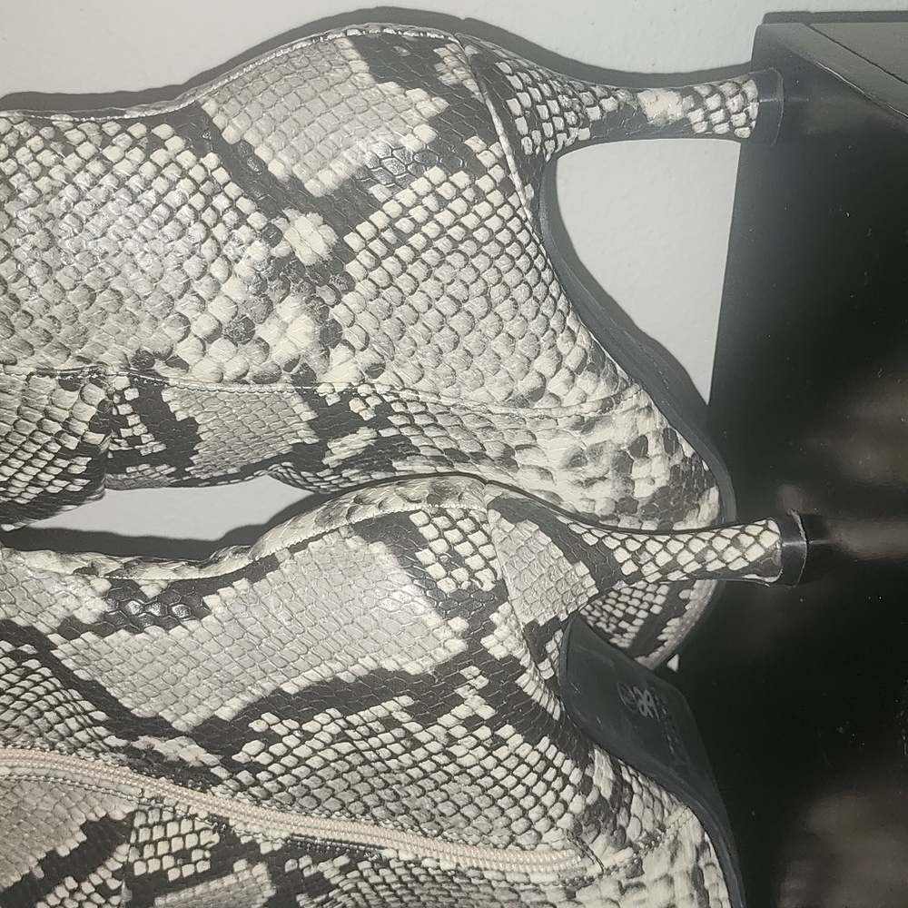 Snakeskin Pattern Women's Boots - Picture 4 of 5